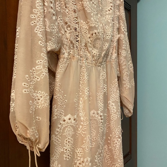 Few Moda blush pink long sleeve lace dress with peekaboo back size Large. - Picture 6 of 6